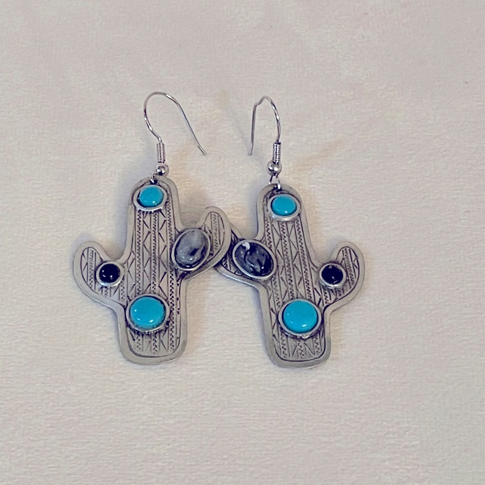 Southwestern look, Cactus earrings with turquoise, onyx, black white onyx gems🖤